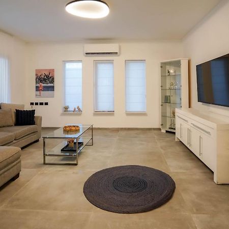 וילה רוני בריכה מחוממת Villa Roni Heated Pool 埃拉特 外观 照片