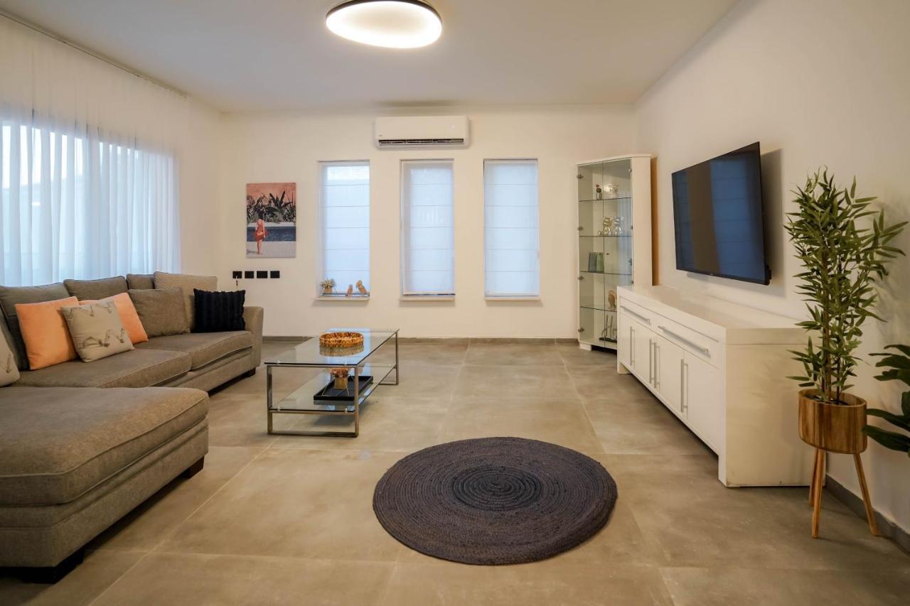 וילה רוני בריכה מחוממת Villa Roni Heated Pool 埃拉特 外观 照片