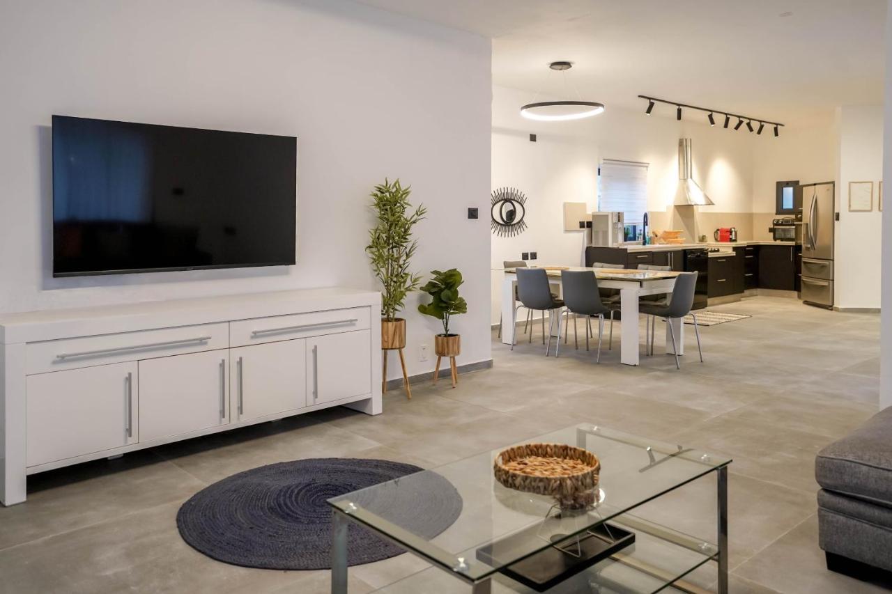 וילה רוני בריכה מחוממת Villa Roni Heated Pool 埃拉特 外观 照片